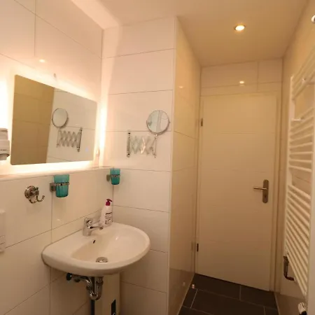 Apartment With Waterbed *